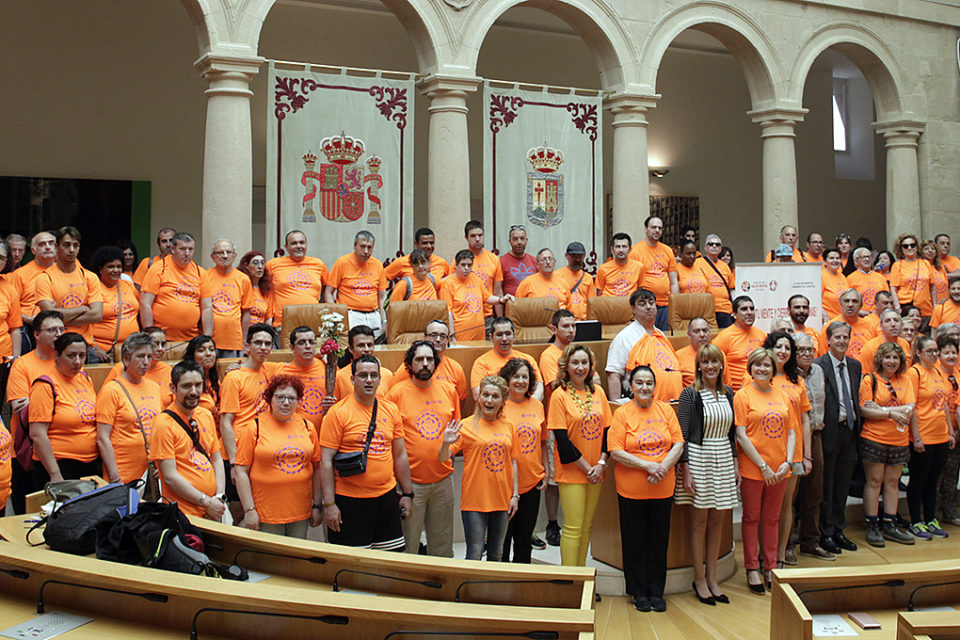 Acto celebrado en el Parlamento de La Rioja, con usuarios y responsables de FEAFES-ARFES y autoridades regionales y locales. / Ingrid