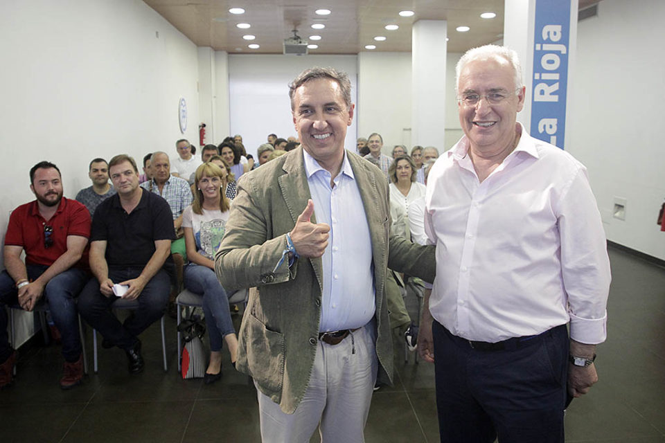 José Ramón García-Hernández con José Ignacio Ceniceros, en el encuentro con cargos y afiliados en Logroño. / Clara Larrea