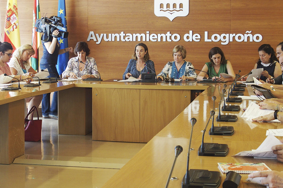Reunión del Consejo de Mayores, en el que ha participado la alcaldesa de Logroño, Cuca Gamarra./ NR