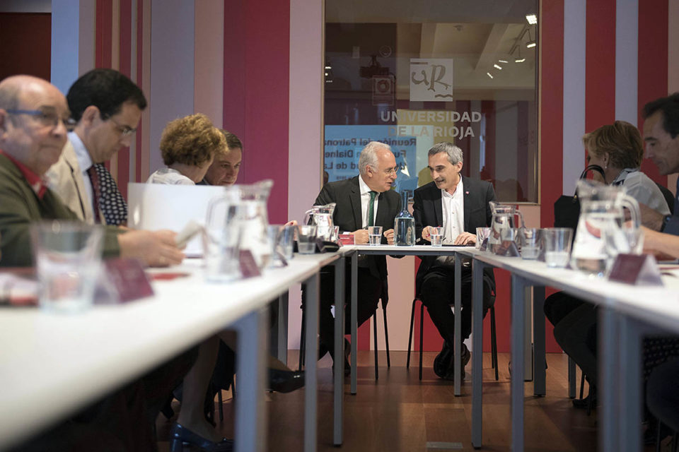 El presidente del Gobierno riojano participa en la reunión del Patronato de la Fundación Dialnet. / NR