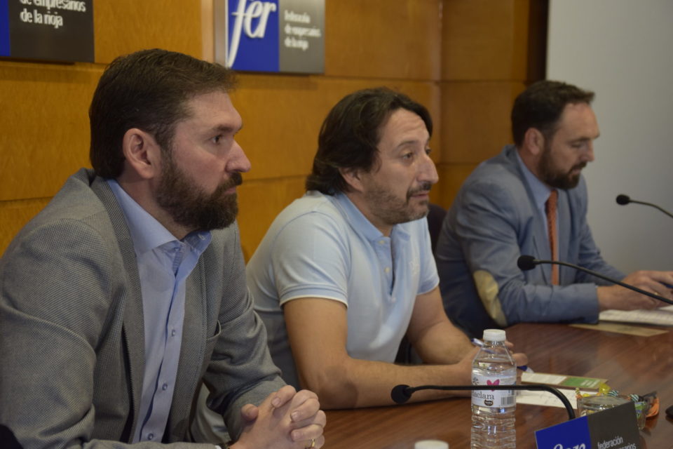 De izquierda a derecha, Eduardo Fernández, Fernando Cortezón y José María Infante, ayer en la presentación de la campaña. / NR