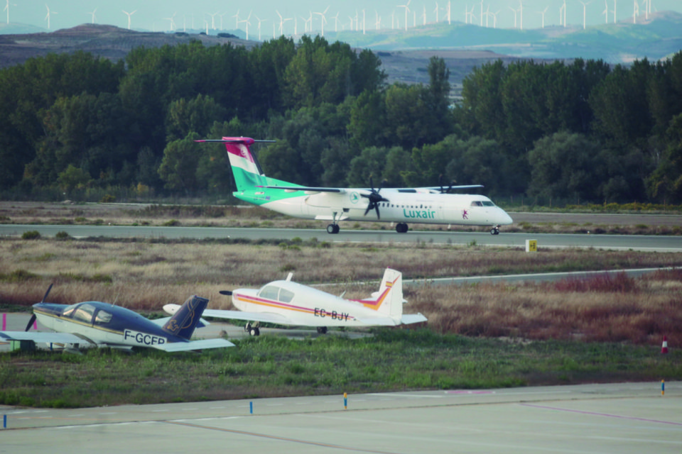 Un avión aterriza en la terminal aeroportuaria riojana, en una imagen de archivo. /Clara Larrea