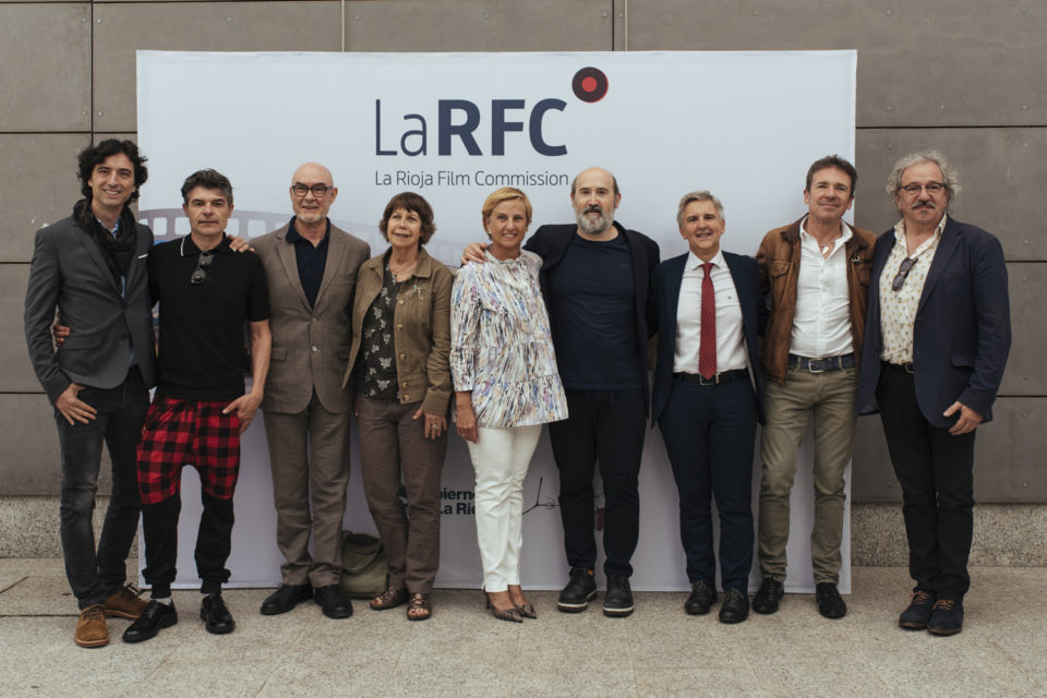 La consejejera de Desarrollo Económico y el director general de Cultura, en la presentación de la iniciativa La Rioja Film Commission ayer en Madrid, con representantes del mundo del cine y la imagen. / NR
