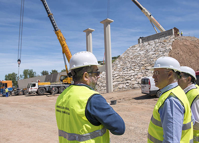 Ceniceros y Cuevas atienden las explicaciones sobre la marcha de las obras./ NR
