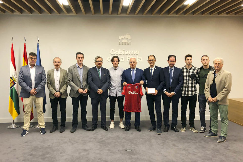 El presidente del Gobierno riojano recibió a parte del equipo que logró el ascenso. / NR