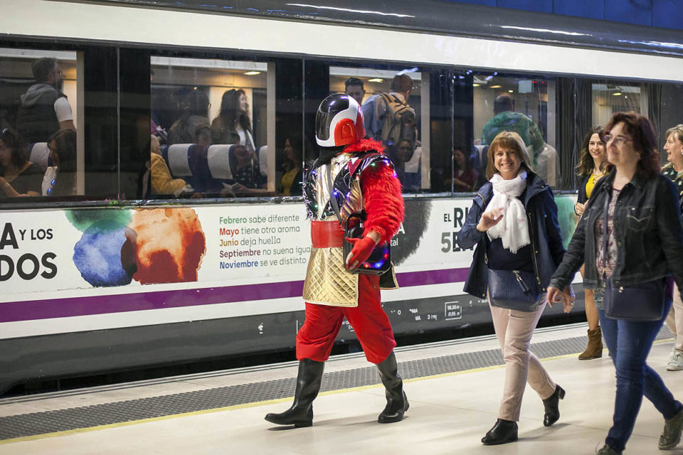 Viajeros del tren del vino que se desplazaron desde Logroño hasta el barrio de la Estación de Haro. / NR.