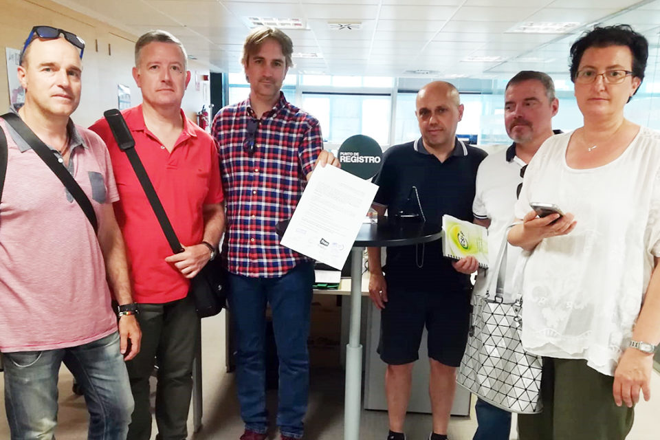 Representantes de los sindicatos, en el momento de registrar la socilicitud. / NR