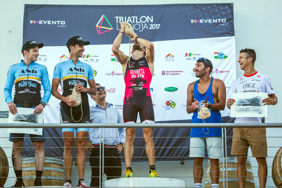 Así festejaron los ganadores de la primera edición, llevada a cabo el pasado año. / Triatlón Rioja