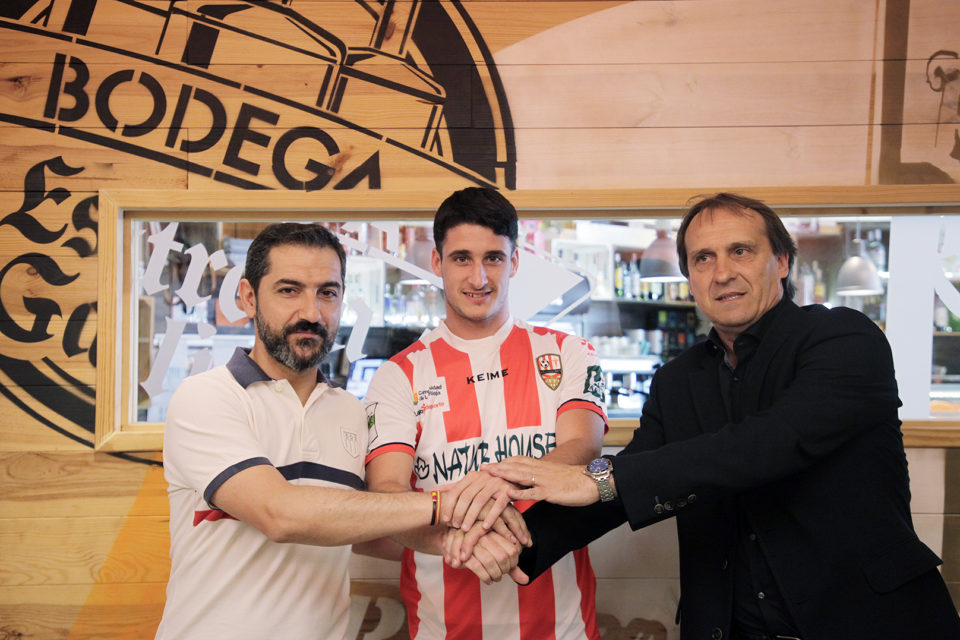 El vicepresidente Juanjo Guerreros, el jugador Lander Olaetxea y el director deportivo Carlos Lasheras hablaron de la actualidad del conjunto blanquirrojo. / Ingrid