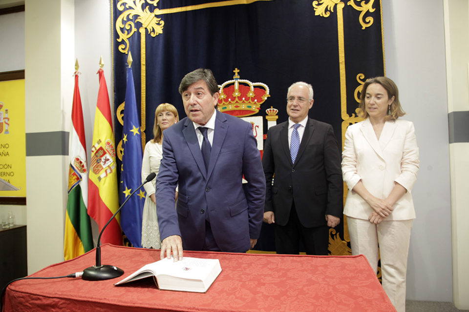 Pérez Sáenz ha prometido el cargo en un acto al que han asistido la presidenta del Parlamento, el presidente del Ejecutivo riojano y la alcaldesa de Logroño. / Ingrid