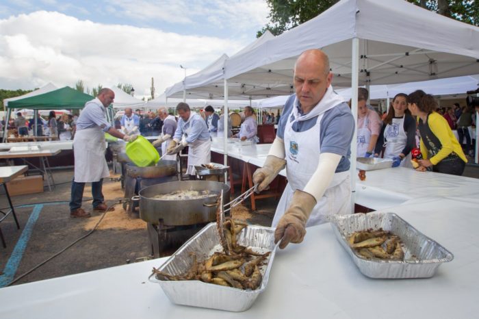Miles de logroñeses evocan la gesta de sus antepasados en 1521 con peces, pan y vino