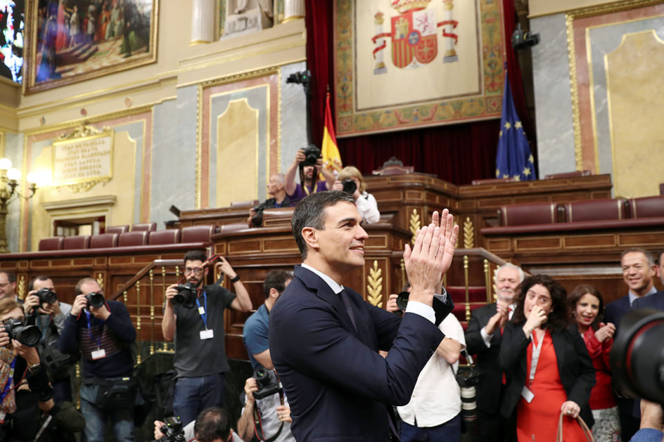 Pedro Sánchez aplaude después de la aprobación de la moción en el Congreso de los Diputados. / Reuters