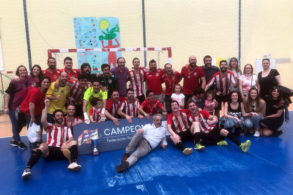 Toda la familia del Garnacha celebró el ansiado título de Copa. / NR