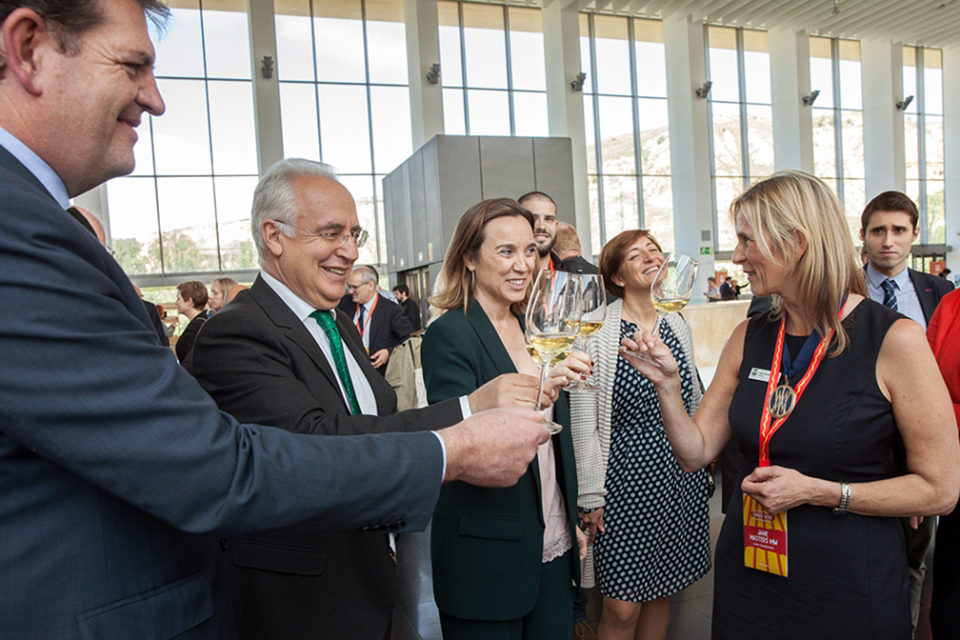 Ceniceros, Gamarra y el consejero de Agricultura, Íñigo Nagore, brindan con la presidenta del Instituto of Masters of Wine, Jane Masters, en Riojaforum. / Abel Alonso (Efe)