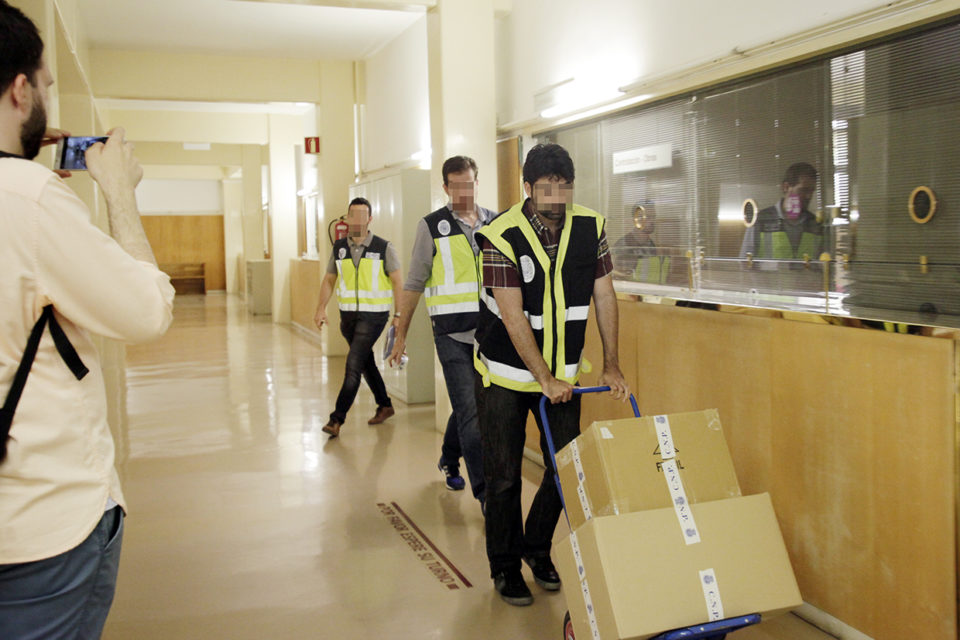 Los agentes de la UDEF se llevan información de contratos del Ayuntamiento de Logroño en varias cajas. / Ingrid