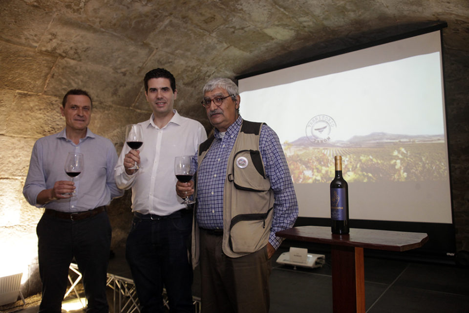 Jesús Sánchez-Prieto y Gonzalo Solazar, de Bodegas Tarón, y el antropólogo Luis Vicente Elías. / Clara Larrea