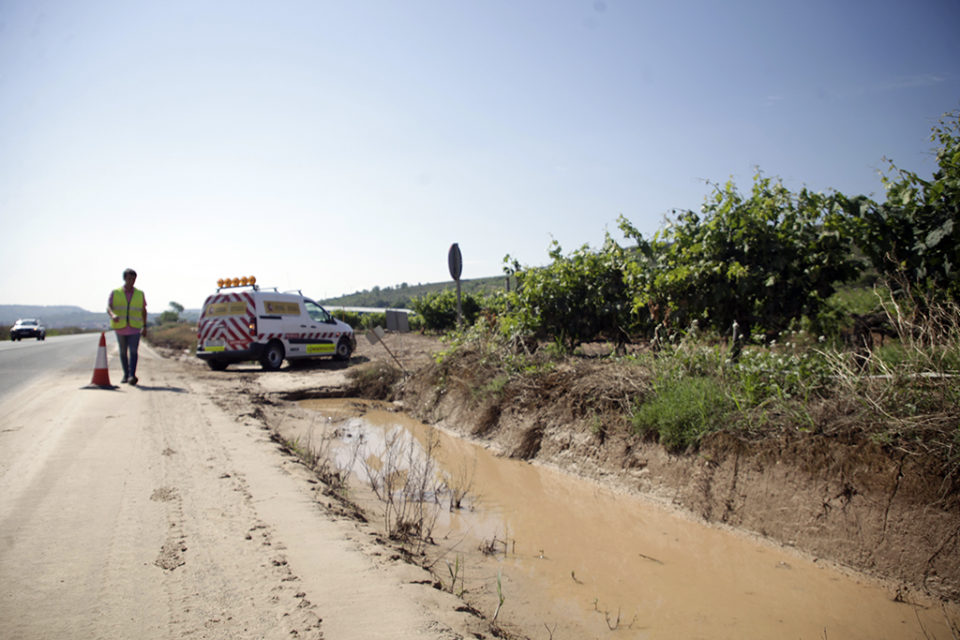 Los efectos de las tormentas del fin de semana estaban presentes el lunes en el tramo de la N-232 entre Cenicero y Torremontalbo. / Clara Larrea