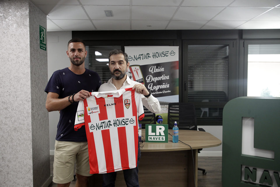 Ander Vitoria fue presentado ayer a los medios. Juanjo Guerreros, vicepresidente de la UDL, posa con el jugador y la camiseta. / Clara Larrea