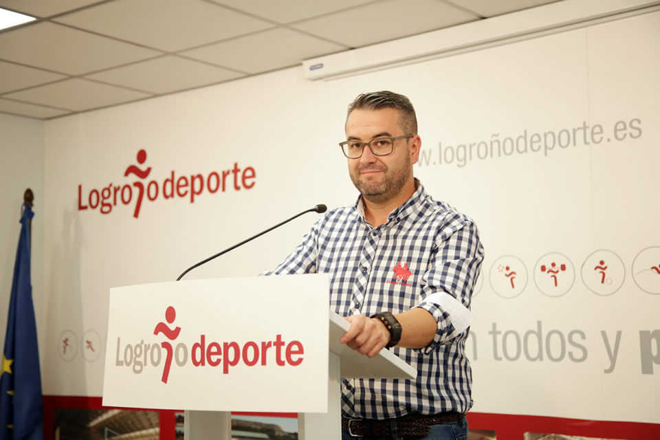Javier Merino, durante la comparecencia de prensa que ofreció el miércoles en Logroño Deporte. / Clara Larrea