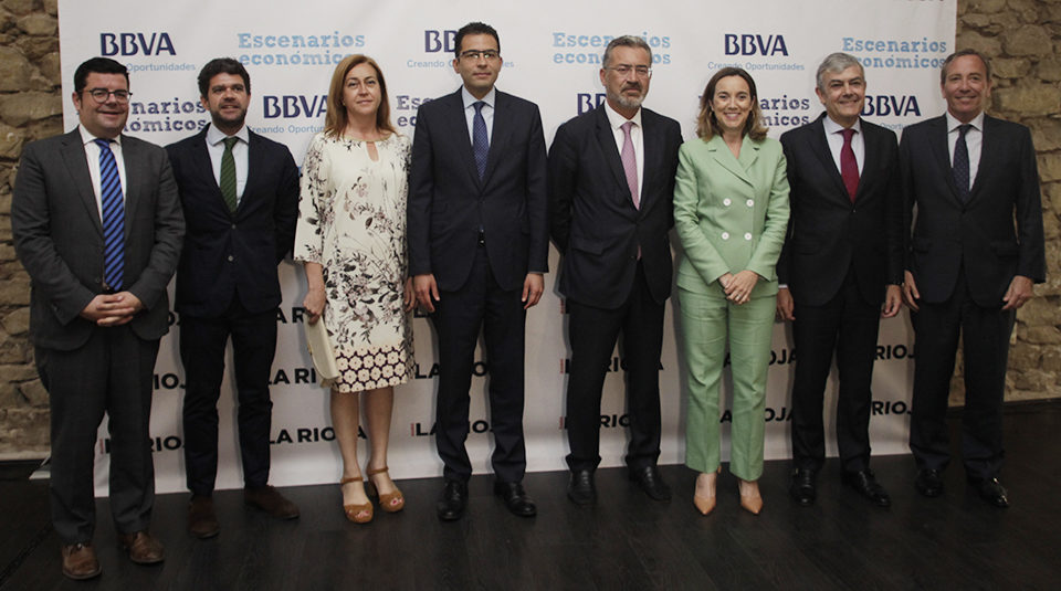 Directivos de BBVA con autoridades regionales y locales, en Bodegas Franco Españolas. / Ingrid