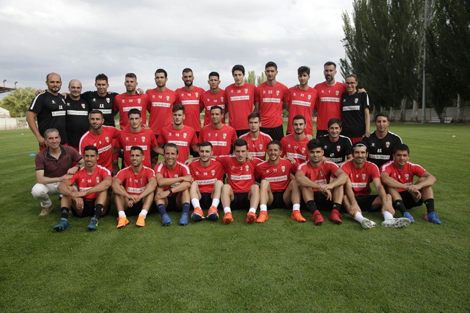 Cuerpo técnico, plantilla del primer equipo y varios jugadores del filial, antes del primer entrenamiento de la temporada. / Clara Larrea
