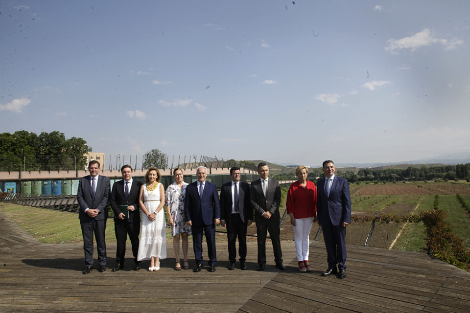 El presidente y los consejeros del Gobierno riojano, en el exterior de La Fombera. / Ingrid