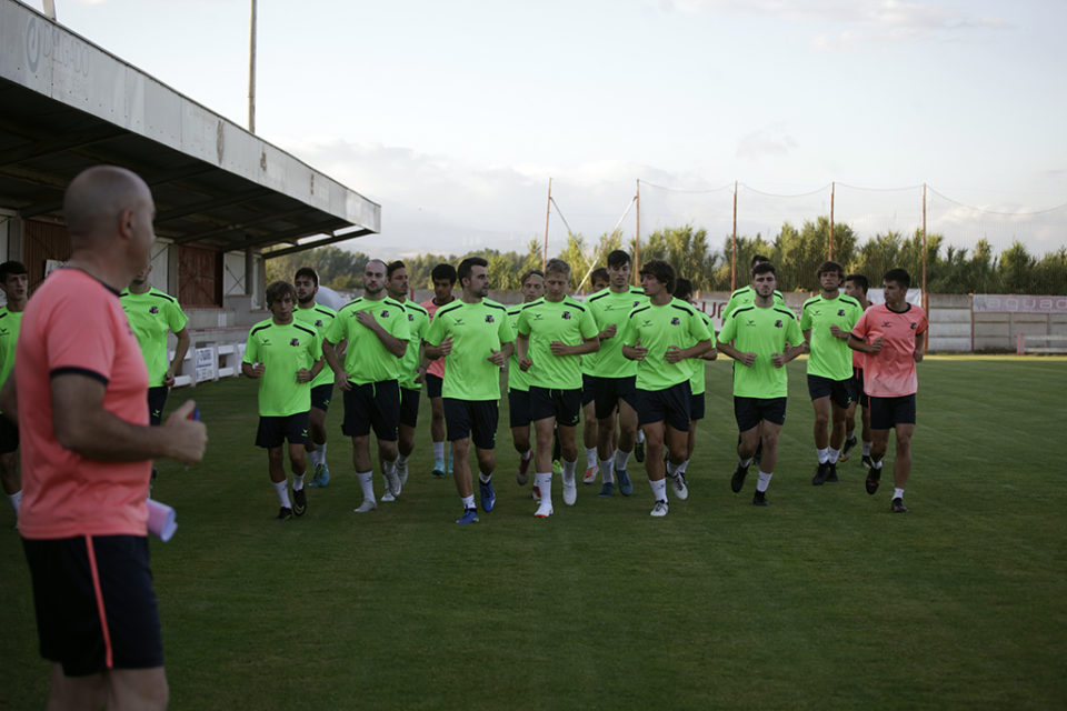 El Varea, a los mandos de Javier Moncayo, en su primera temporada de inicio en la barriada. / Clara Larrea