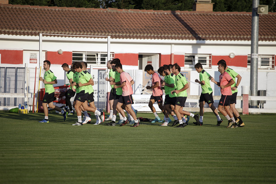 Los jugadores del Varea, en un entrenamiento en el Municipal. / Clara Larrea