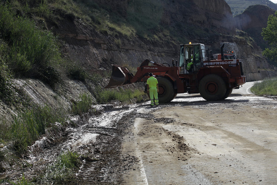 Tareas de limpieza en la carretera de Mendavia, entre el Cementario y el polígono Cantabria, que ha estado cortada buena parte de la jornada del lunes. / Ingrid