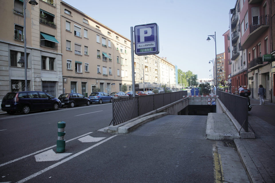 Acceso al aparcamiento subterráneo de avenida de España, cuyas plazas han pasado a propiedad de los cesionarios. / Clara Larrea