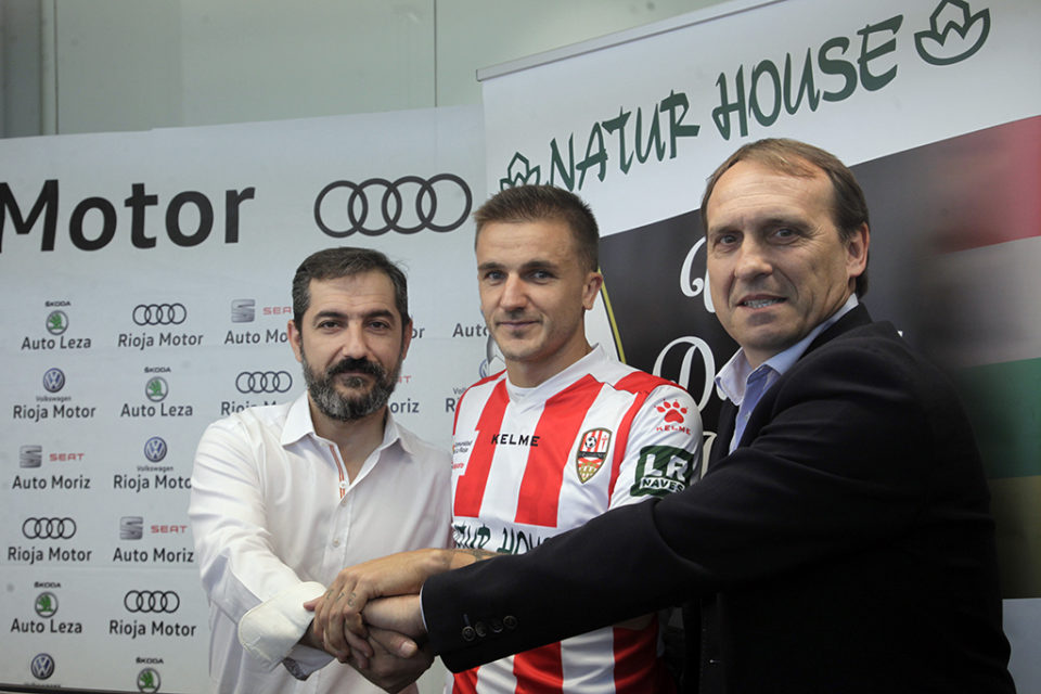 Juanjo Guerreros y Carlos Lasheras acompañan a Borja Sánchez en su presentación. / Ingrid