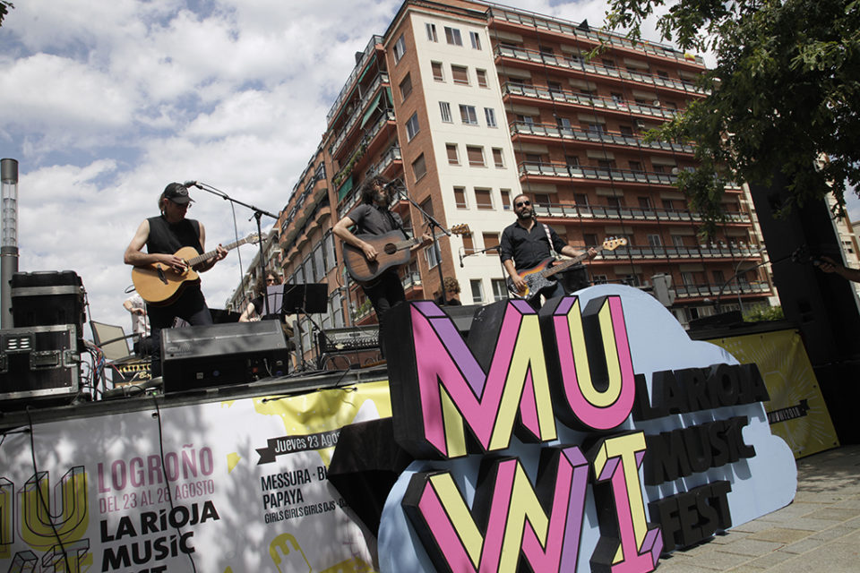 Messura actúa en plena Gran Vía logroñesa en el acto de presentación del programa del festival. / Ingrid