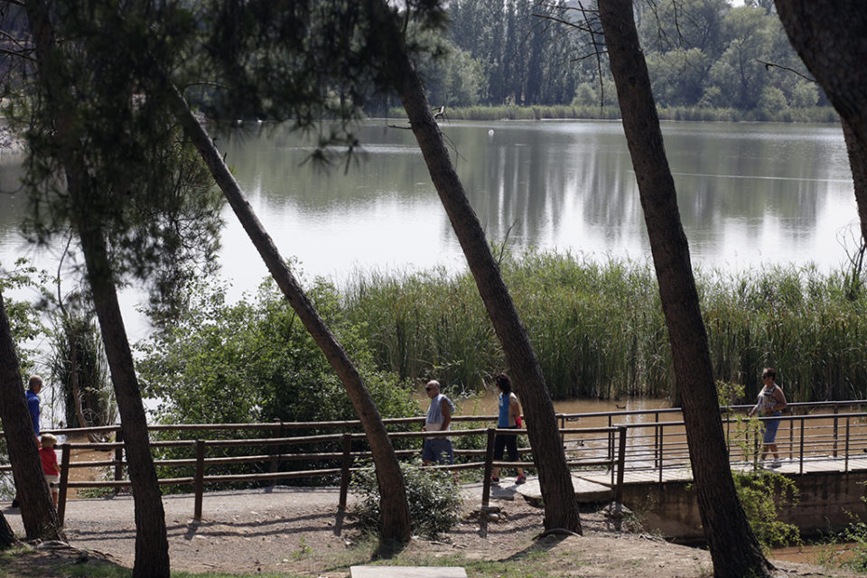 Varias personas pasean por uno de los caminos del parque de La Grajera. / Ingrid