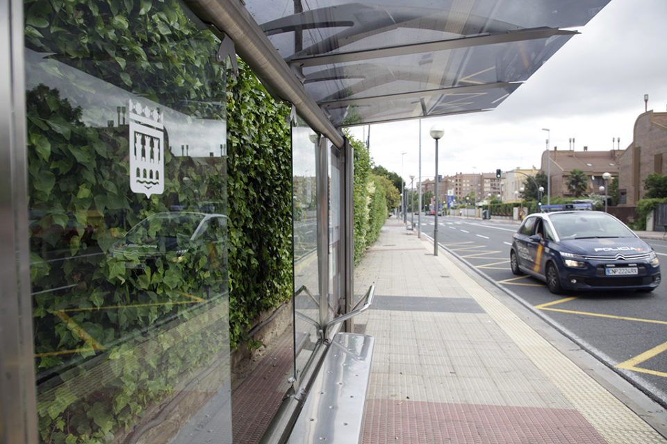 Una marquesina de avenida de Madrid ha amanecido este viernes con un cristal roto. / Ingrid