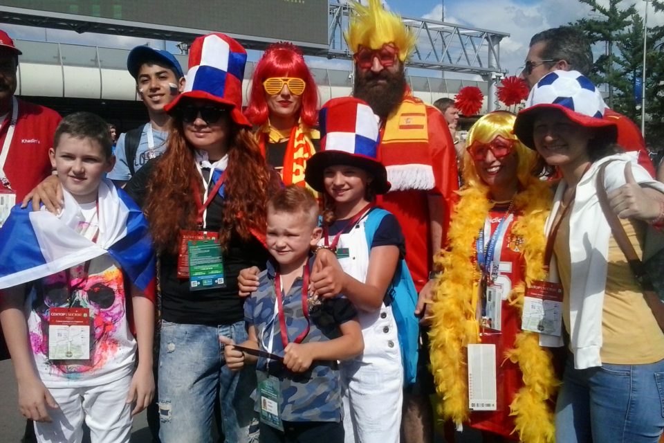 Aficionados rusos y españoles confraternizan en las inmmediaciones del estadio. / NR