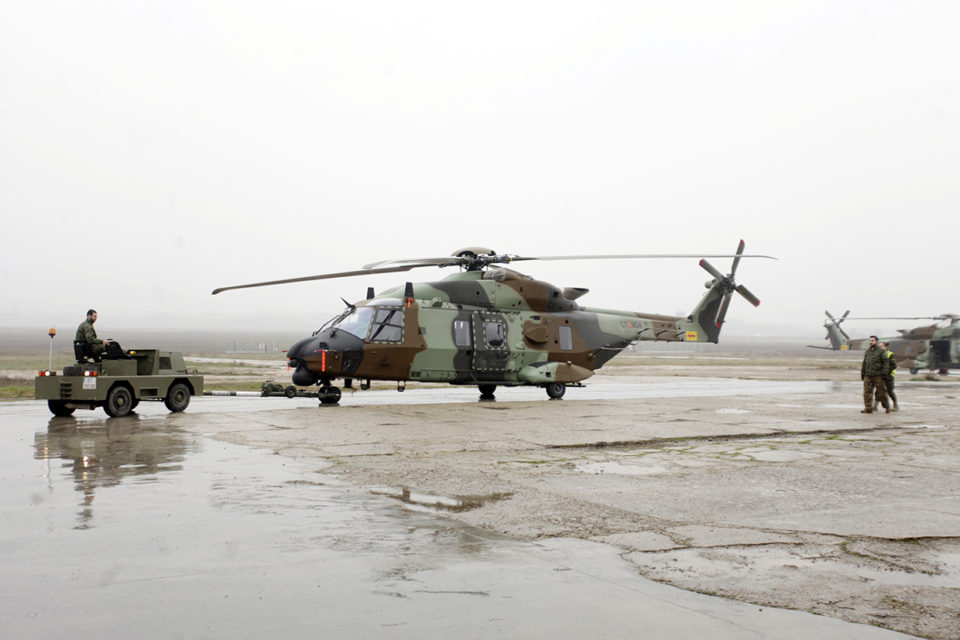 Militares se disponen a realizar maniobras con el Caimán (NH-90) en la base de Agoncillo. / Ingrid