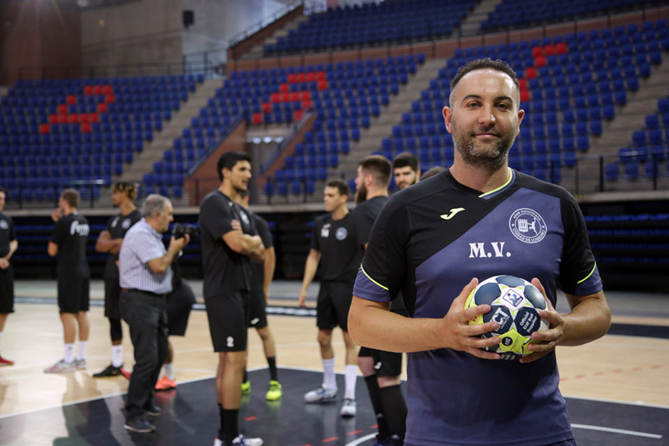 Miguel Ángel Velasco, en su primera sesión al mando del Ciudad de Logroño. / Clara Larrea