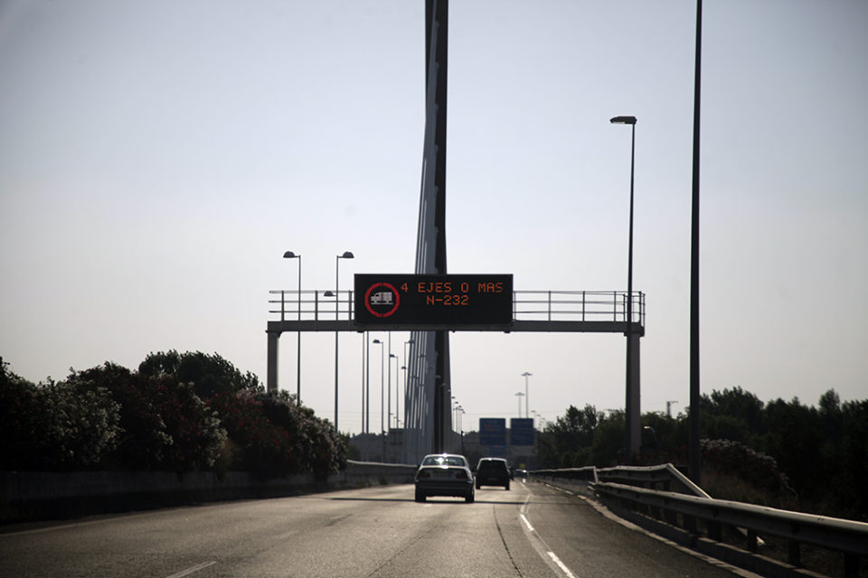Una de las dos cámaras colocadas en paneles informativos de la circunvalación de Logroño, la que está próxima al puente del Iregua, está ya en fase de pruebas. / Clara Larrea