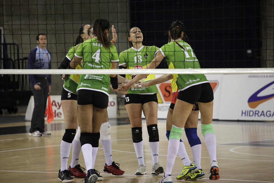 Helia González, en el centro de la imagen, en un partido de la temporada pasada. / Clara Larrea
