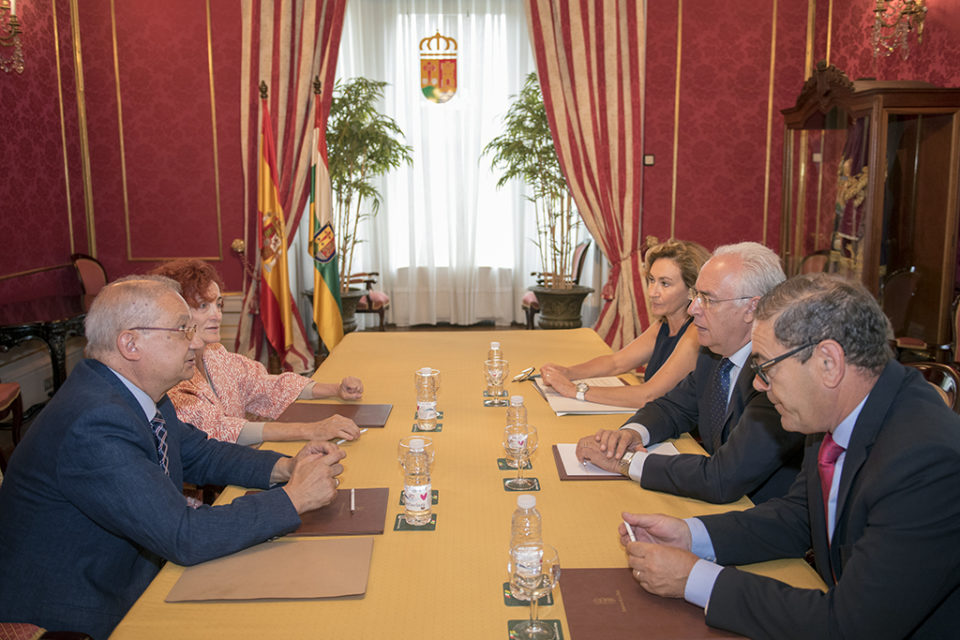 El presidente del Gobierno se ha reunido con responsables de la Estrategia Riojana contra la Hepatitis C. / NR