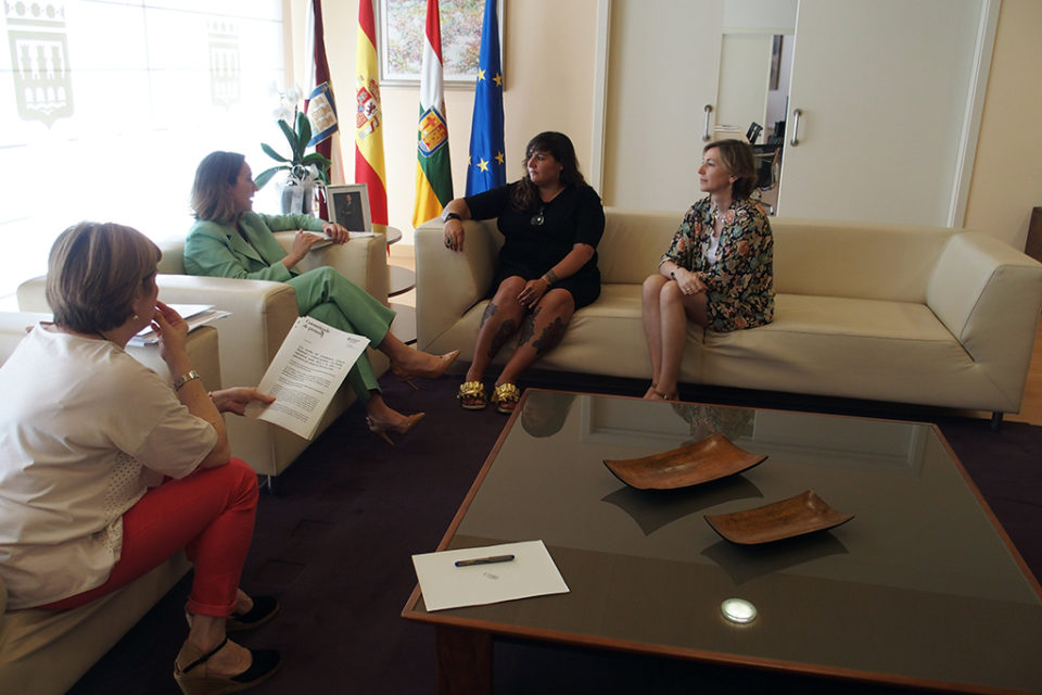 La alcaldesa se ha reunido este miércoles con responsables de las guarderías de Logroño. / NR