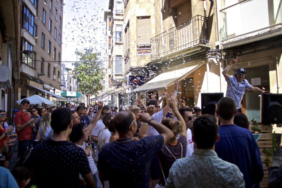 DJ Lugg pinchando el sábado en el centro de ciudad en el Festival Fárdelej. / NR