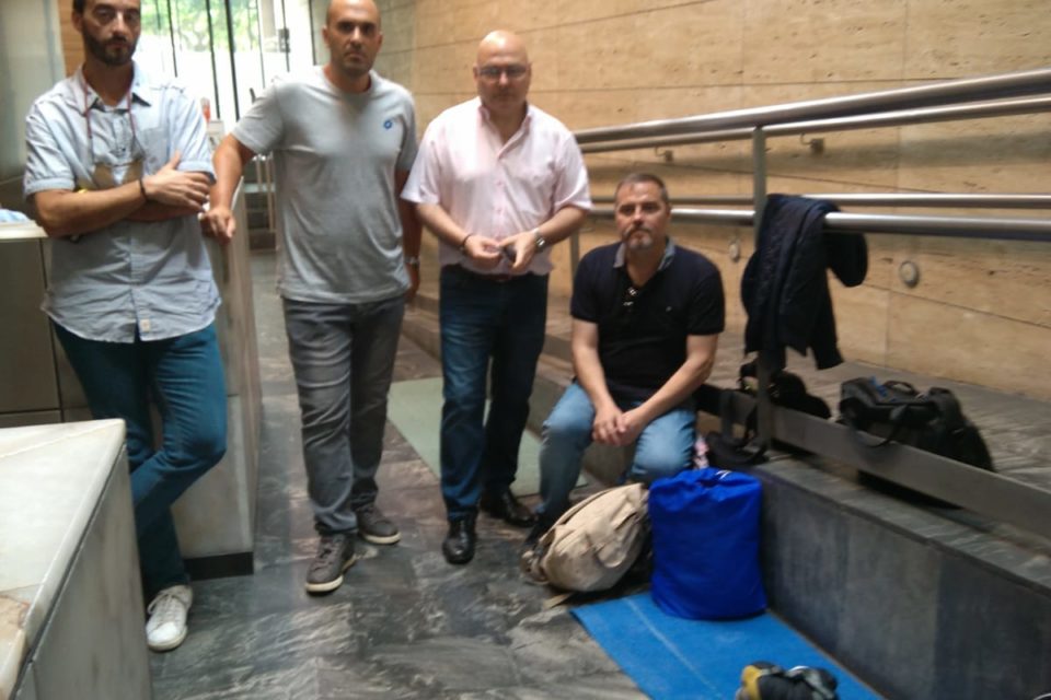 Los representantes de CSIF, en el espacio de la Consejería donde se encuentran encerrados. /NR