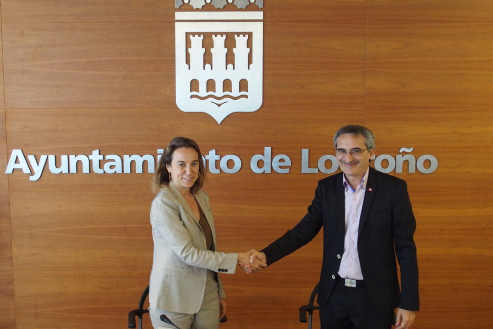 La alcaldesa y el rector rubrican el acuerdo entre ambas instituciones. /NR