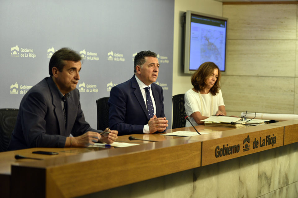 Carlos Cuevas, en el centro de la imagen, da a conocer en rueda de prensa la normativa. / NR