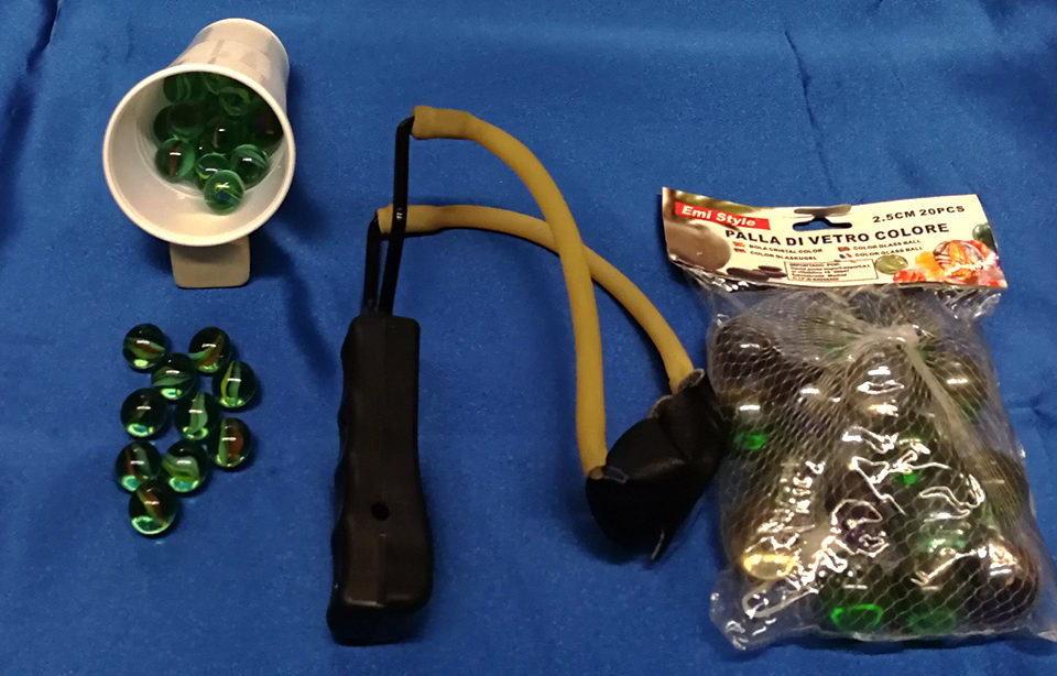 Objetos incautados a los detenidos con los que presuntamente rompieron los cristales. / Policía Nacional