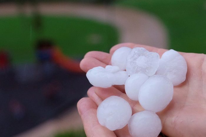 Una fuerte tormenta con lluvia, viento y granizo descarga sobre Logroño