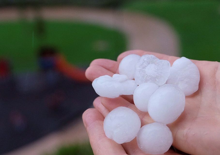 Una persona muestra el tamaño del granizo caído sobre Logroño. / RAQUEL MANZANARES (EFE)