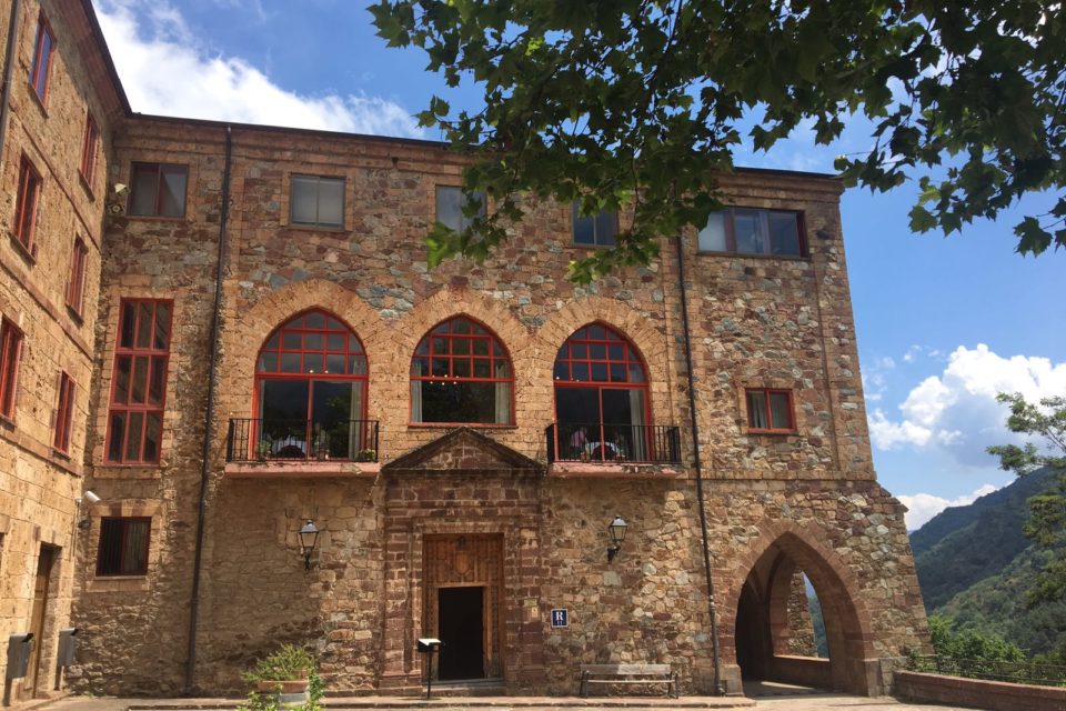 El nuevo restaurante de Valvanera se encuentra en este espacio y salón con grandes ventanales. / NR