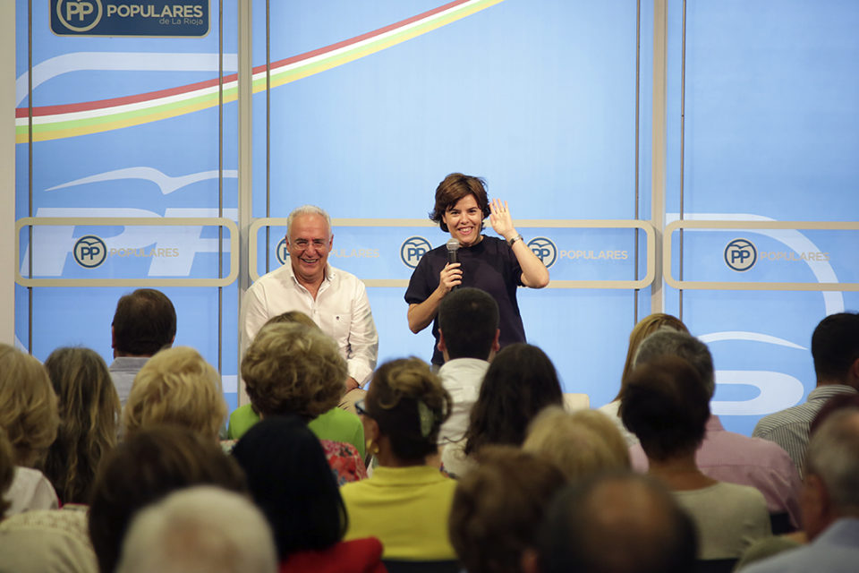 Soraya Sáenz de Santamaría, durante el encuentro con afiliados en Logroño. / Clara Larrea